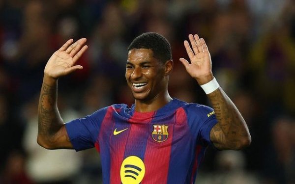 通牛网 巴萨球迷起立致敬！拉什福德创造罕见一幕